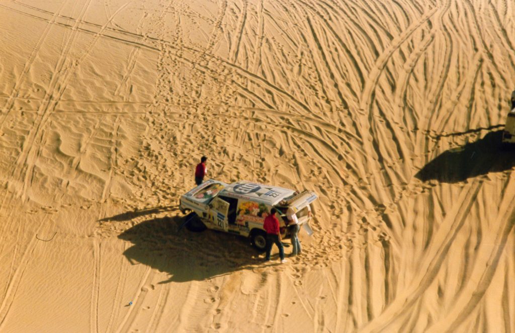 Range Rover après le crash, photo du haut de la dune - 1989 - Paris Dakar